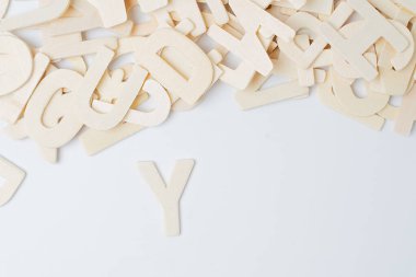 ABC İngiliz ahşap harfleri beyaz siyah zemin üzerine