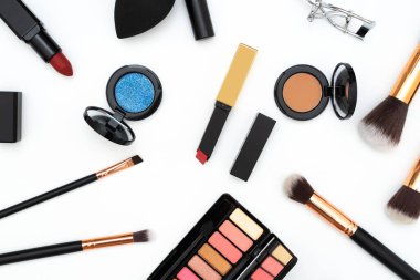 Dekoratif kozmetikleri beyaza ayarla