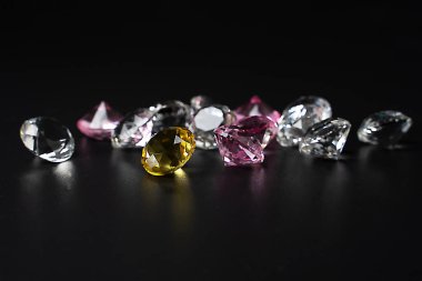 Siyah arka planda lüks elmaslar