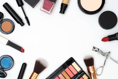 Dekoratif kozmetiği beyaz arkaplanda metin alanı ile ayarla