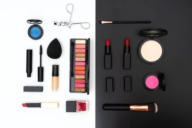 Dekoratif kozmetikleri beyaz ve siyah üzerine yerleştir