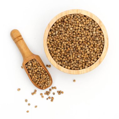 Kurumuş kişniş tohumları beyaz arka planda ahşap kase