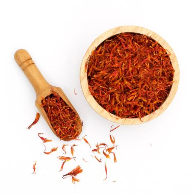 Beyaz arka planda safran baharat kasesi