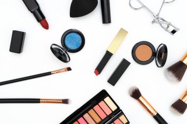 Dekoratif kozmetikleri beyaza ayarla