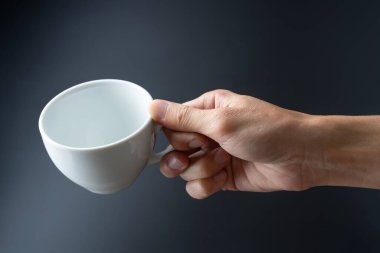 Siyah arka planda el ele tutuşmalar.