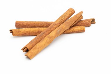 Tarçın çubukları beyaz arkaplanda izole