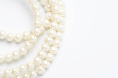 Beyaz siyah zeminde izole edilmiş inci kolye.