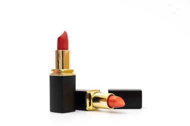 Beyaz arkaplanda kırmızı ruj izole edildi