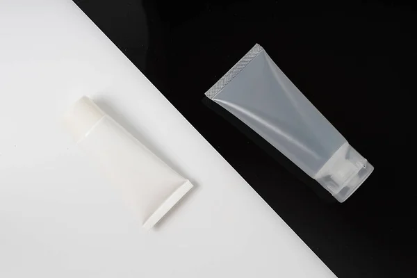 Λευκό Ρεαλιστικό Γυαλιστερό Αισθητικό Σωλήνες Στην Πλάτη Και Λευκό — Φωτογραφία Αρχείου