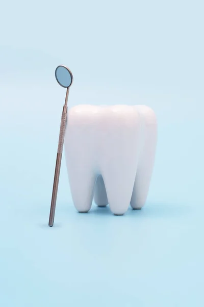 Mavi Arkaplanda Diş Modeli Dişçi Aracı Stok Resim