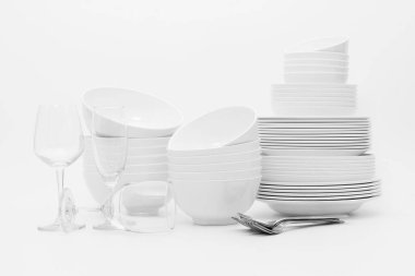 Temiz tabak bardaklarını beyaz arka plana yerleştir