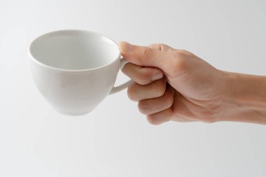 Beyaz arka planda el ele tutuşmalar.