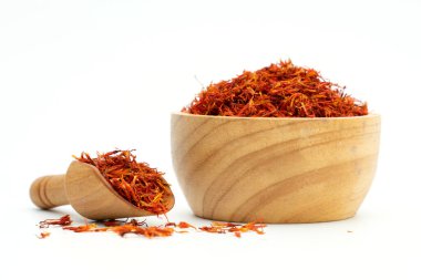 Beyaz arka planda safran baharat kasesi