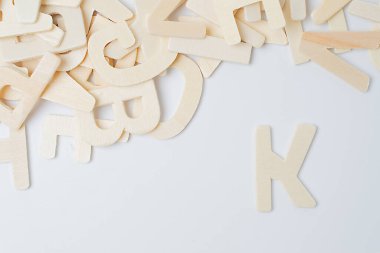 ABC İngiliz ahşap harfleri beyaz siyah zemin üzerine