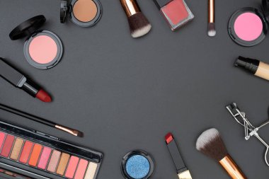 Dekoratif kozmetiği siyah arkaplanda metin alanı ile ayarla