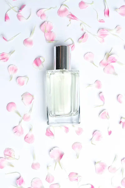 Belles Bouteilles Parfum Oeillets Roses Sur Fond Blanc — Photo