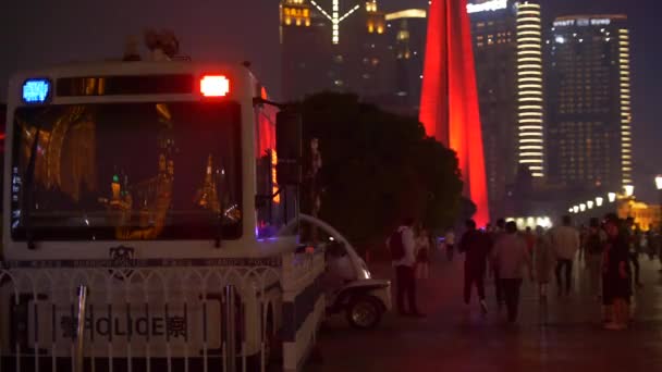 Politiebusje op de Bund bij nacht knipperend rood en blauw licht — Stockvideo