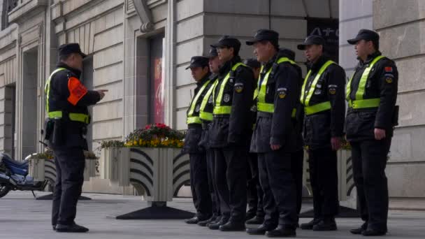 Les policiers chinois écoutent les instructions de leur chef — Video
