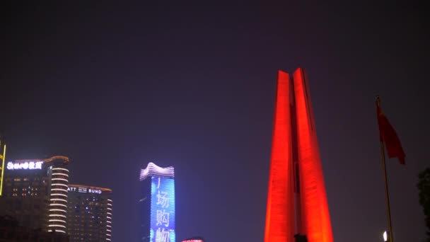 Gece vakti Shanghai Skyline 'a karşı Kırmızı Parlayan Kahramanlar Anıtı — Stok video