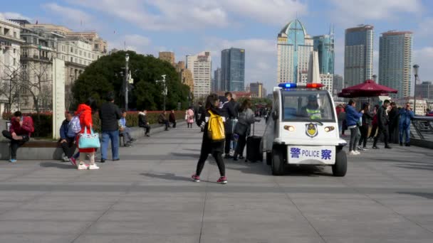 Полицейский багги с мигающими огнями медленно едет по Шанхайскому Бунду — стоковое видео