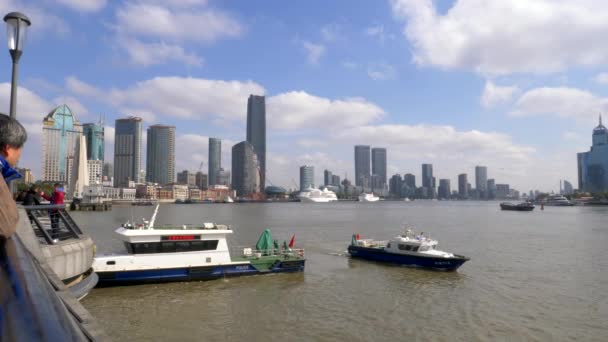 Barco bajando río Huangpu por el Bund en un día despejado — Vídeos de Stock