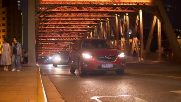 Şangay - 30 Ekim 2019: Arabalar Şangay 'da gece vakti bir köprünün üzerinden geçiyor — Stok video