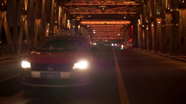 上海- 2019年10月30日：红色出租车，夜间在灯火通明的桥上熄灯 — 图库视频影像