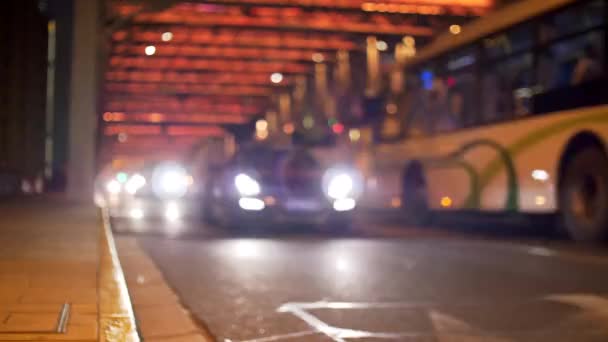 Движение размытые автомобили едут по мосту в ночное время с огнями на 4k — стоковое видео