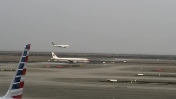春运飞机降落在中国东部飞机的后面上海机场跑道 — 图库视频影像