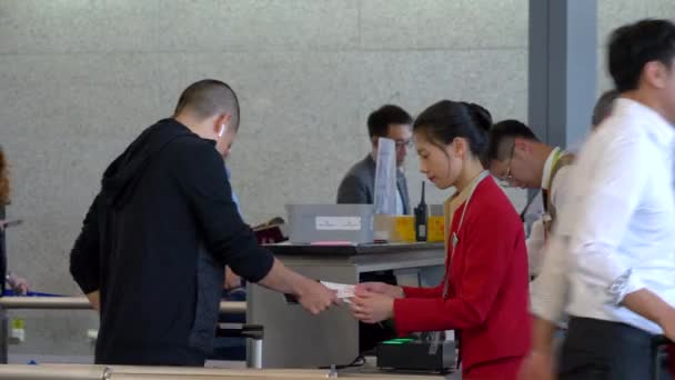 Flygbolags personalkontroller Biljetter vid ombordstigning i Shanghai Pudong Airport — Stockvideo