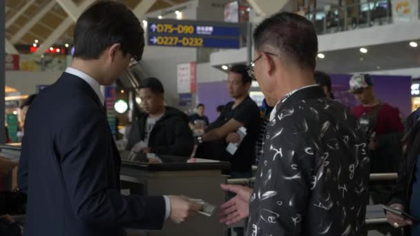 Los pasajeros reciben boletos facturados en el embarque en el aeropuerto de Shanghai Pudong — Vídeo de stock