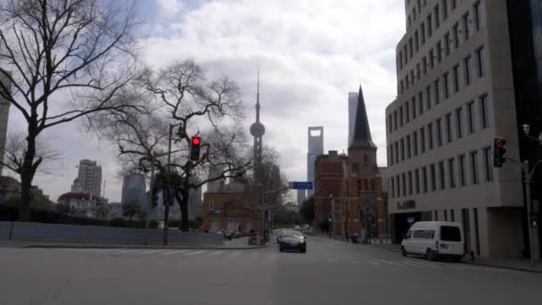 Scooters Drive через пересечение с Шанхайской жемчужной башней в фоновом режиме — стоковое видео