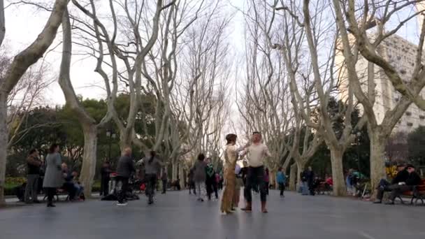 Muitas pessoas dançando no parque em Xangai 4k — Vídeo de Stock