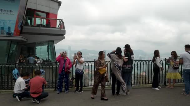 Turistas em Victoria Peak Viewpoint tirar fotos de Hong Kong Overcast Dia 4k — Vídeo de Stock