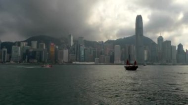 2 Boat Crossing Paths 4k ile Hong Kong Victoria Körfezi ve Victoria Tepesi manzarası