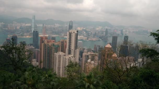 Blick auf Hongkong und Victoria Bay hohe Gebäude von Hügel bewölkt Tag 4k — Stockvideo