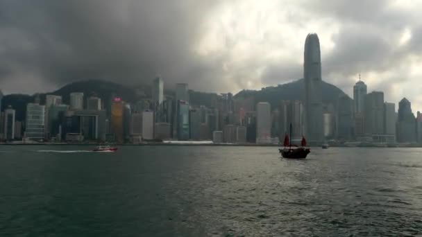 Vista de Hong Kong Victoria Bay y Victoria Peak con 2 barcos cruzando senderos 4k — Vídeos de Stock