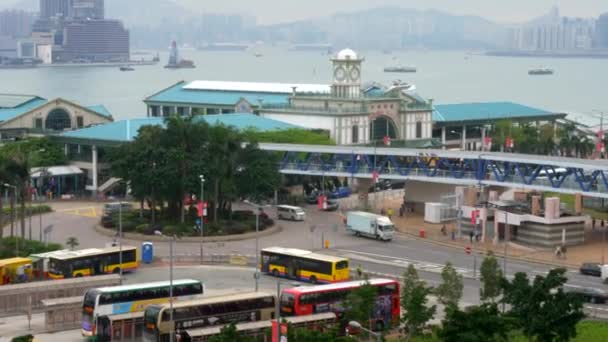 Vista do cais central de Hong Kong pela estrada, Kowloon, porto de Victoria, dia 4k — Vídeo de Stock