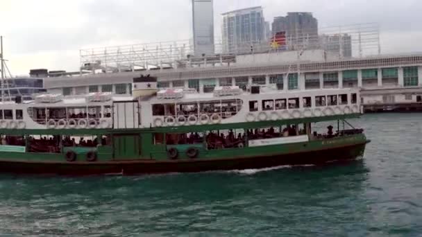 Hong Kong Star Ferry Cruzando Victoria Bay en un día nublado 4k — Vídeos de Stock