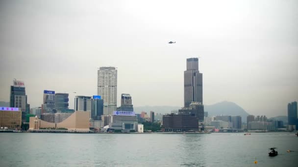 Helicóptero vuela sobre la Bahía Victoria en Hong Kong 4k — Vídeos de Stock