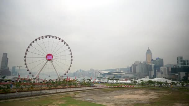 Pan z Hong Kong Ferris Koło przez Central Pier do wysokich budynków, Dzień 4k — Wideo stockowe