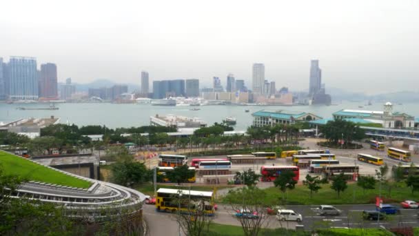 Panorama van Hong Kong Kowloon, Victoria Harbour, Drukke weg bij Central Pier 4k — Stockvideo
