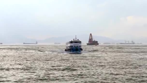 Hong Kong Star Ferry przemierzające zatokę Victoria w pochmurny dzień, szeroki 4k — Wideo stockowe