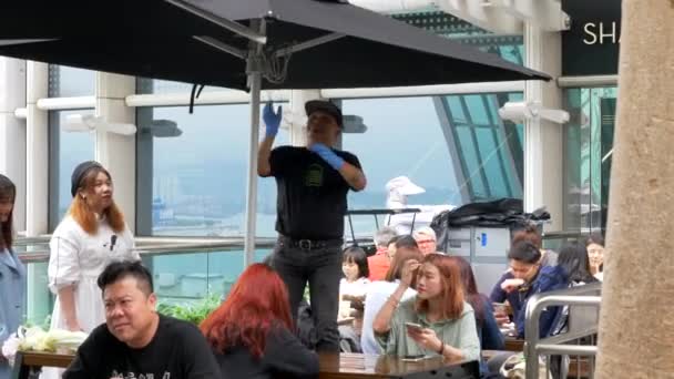 Hong Kong - 30 kwietnia 2019: Shake Shack Dostosowuje pracowników Big Parasol dla klientów poza stołem Ifc Mall — Wideo stockowe