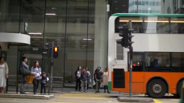 Автобусы и трамваи на оживленной улице в Гонконге, Днем 4k — стоковое видео