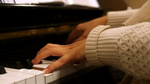 Жінка грає швидку мелодію на піаніно і перевертає сторінку "Closeup 4k" — стокове відео