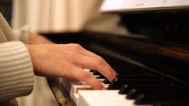 Donna che gioca lento melodia mani primo piano 4k — Video Stock