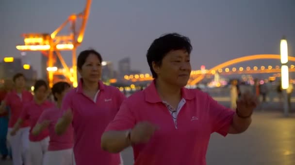 Hombres y mujeres asiáticos bailan juntos en la plaza de Shanghai 4k Nighttime 4k — Vídeos de Stock