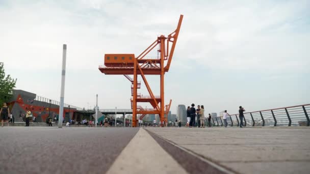 以钢结构为背景的黄浦江沿江慢跑人，日，4k — 图库视频影像