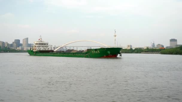 Gran barcaza verde en un río en un día nublado 4k — Vídeos de Stock